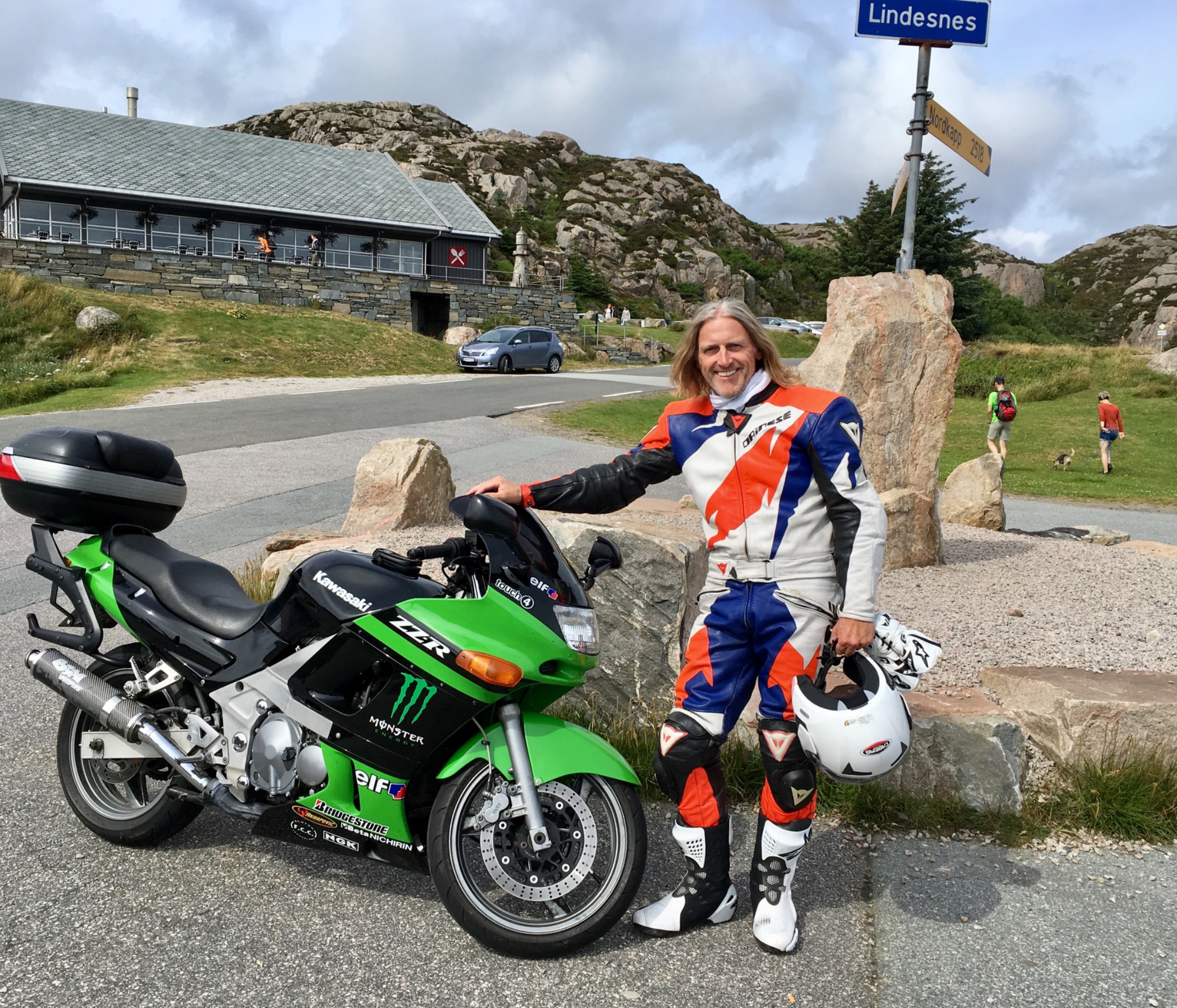 Gaute med sin grønne Kawasaki ved Lindesnes