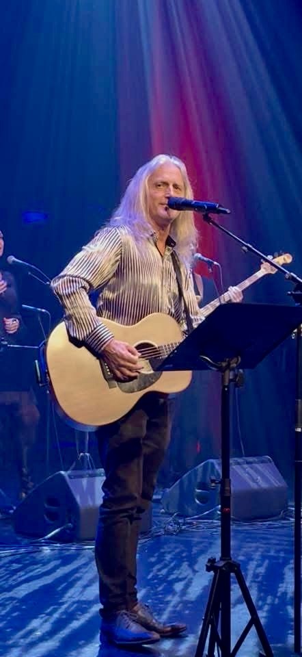 Gaute Thor spiller gitar og synger på scenen